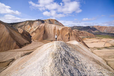 Wanderer auf dem Gipfel, Brennisteinsalda und Blᨮjkur, Landmannalaugar, Hochland, Island - CUF54522