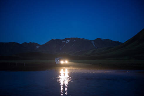 Geländewagen in der Wüste bei Nacht, Landmannalaugar, Hochland, Island - CUF54533