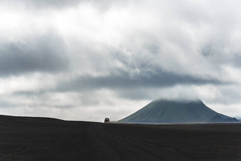 Geländewagen, Vulkan in der Ferne, Landmannalaugar, Island - CUF54551