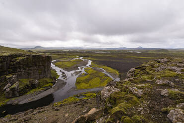 Flüsse und Quellen in zerklüfteter Landschaft, Landmannalaugar, Island - CUF54557