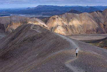 Frau auf Hügelkamm, Landmannalaugar, Island - CUF54564