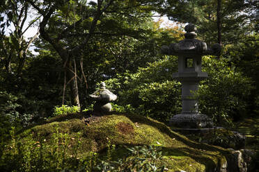 Japan, Präfektur Kyoto, Kyoto, Steinlaternen im Sogenchi-Garten - ABZF02882