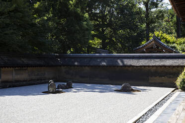 Japan, Präfektur Kyoto, Kyoto, Japanischer Steingarten in buddhistischem Tempel - ABZF02909