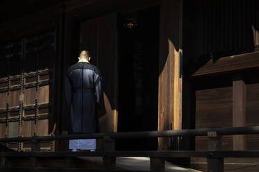 Japan, Präfektur Kyoto, Kyoto, Mönch beim Betreten eines buddhistischen Tempels - ABZF02916