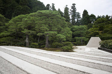 Japan, Kyoto, Fußweg im Garten in der Nähe eines Tempels - ABZF02927