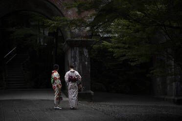 Japan, Kyoto, Rückansicht von zwei Frauen im Kimono - ABZF02938