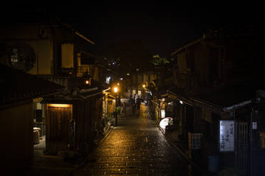 Japan, Kyoto, Altstadtstraße in regnerischer Nacht - ABZF02943