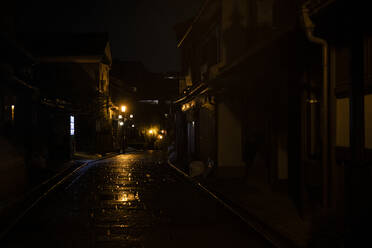 Japan, Kyoto, Altstadtstraße in regnerischer Nacht - ABZF02944