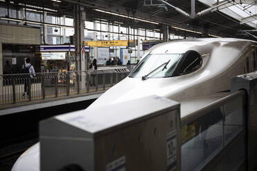 Japan, Kyoto, Shinkansen im Bahnhof - ABZF02953