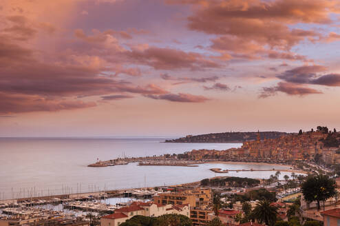 Sonnenaufgang in der Küstenstadt Menton, Frankreich - ISF23617