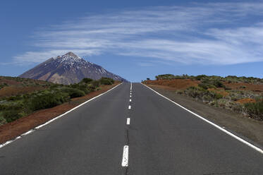 Straße zum Berg Teide (Pico de Teide) durch den Teide-Nationalpark, Teneriffa, Kanarische Inseln, Spanien - ISF23632