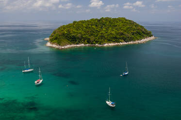 Segelboote um die Insel Ko Man, Blick vom Strand Ya Nui, Phuket, Thailand - ISF23642