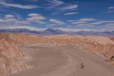 Männlicher Reisender erkundet die Wüste, San Pedro de Atacama, Chile - ISF23704
