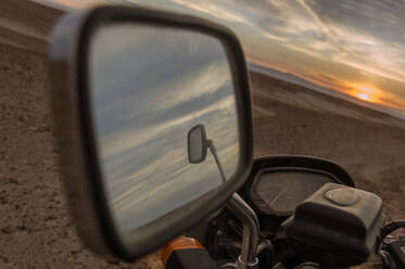 Spiegelbild des Rückspiegels, Sonnenuntergang im Hintergrund - ISF23709