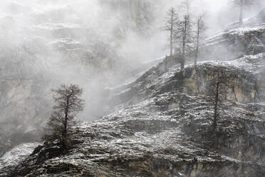 Wolken über einem schneebedeckten Berg im Frühling, Nationalpark Gran Paradiso, Aosta-Tal, Italien - ISF23711