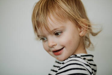 Porträt eines Kleinkindes vor weißem Hintergrund - CAVF72993