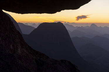 Schöner Blick auf den Sonnenuntergang vom felsigen Gipfel auf die Berglandschaft - CAVF73004