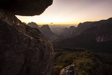 Schöner Blick auf den Sonnenuntergang vom felsigen Gipfel auf die Berglandschaft - CAVF73006