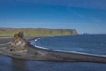 Der schwarze Sandstrand von Reynisfjara in Südisland - CAVF73166