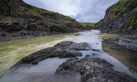 Der Fluss Jokulsa hat die Basaltformation der Stuðlagil-Schlucht geformt - CAVF73167
