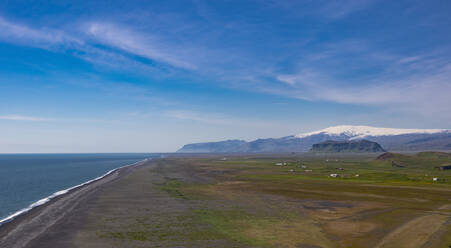 Der Gletscher und Vulkan Eyjafjallajökull vom Strand Reynisfjara aus gesehen - CAVF73169