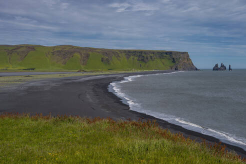 Der schwarze Sandstrand Reynisfjara im Süden Islands - CAVF73171