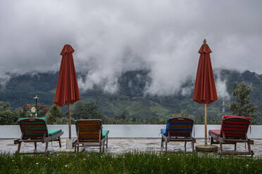 Liegestühle am Pool einer Lodge im Hochland von Sri Lanka - CAVF73206