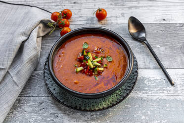 Gazpacho - kalte Tomatensuppe mit Gurkenbeilage - SARF04420