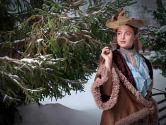 Beautiful Russian woman in a vintage dress. Russian village. Winter. - CAVF73227