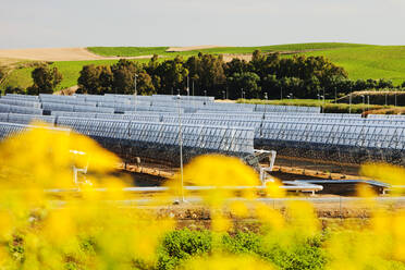 Teil des Solucar-Solarkomplexes von Abengoa energy in Sanlucar La Mayor, Andalusien, Spanien, mit Solarturm, Parabolrinne und Photovoltaikanlage auf dem Gelände, - CAVF73287