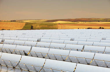 Teil des Solucar-Solarkomplexes von Abengoa energy in Sanlucar La Mayor, Andalusien, Spanien, mit Solarturm, Parabolrinne und Photovoltaikanlage auf dem Gelände, - CAVF73288