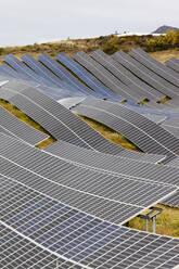 Ein fotovoltaisches Solarkraftwerk in der Nähe von Lucainena de las Torres, Andalusien, Spanien. - CAVF73292