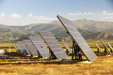 Ein fotovoltaisches Solarkraftwerk in der Nähe von Guadix, Andalusien, Spanien. - CAVF73296