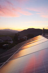 Sonnenuntergang über einem Haus in Ambleside, Lake District, Großbritannien, mit einer 3,8-Kilowatt-Solarstromanlage auf dem Dach. - CAVF73297