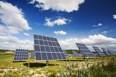 Ein fotovoltaisches Solarkraftwerk in der Nähe von Caravaca, Murcia, Spanien. - CAVF73304