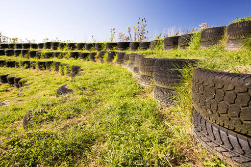 Ein mit Altreifen gebautes Amphitheater im Mount Pleasant Ecological Park, Porthtowan, Cornwall, UK. - CAVF73326