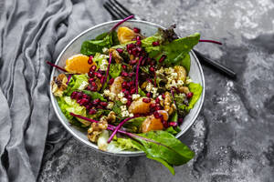 Wintersalat mit Kopfsalat, Mandarinen, Walnüssen, Feta und Granatapfelkernen - SARF04425