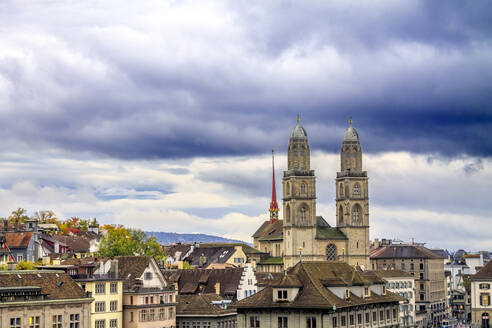 Schweiz, Kanton Zürich, Zürich, Bewölkter Himmel über der Grossmünsterkirche - PUF01838