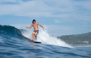 Surfen zum Sonnenaufgang in Costa Rica - CAVF73372