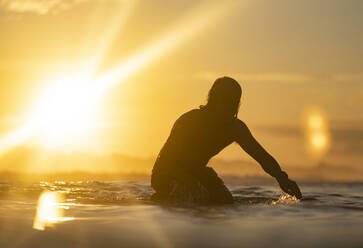 Surfen zum Sonnenaufgang in Costa Rica - CAVF73379