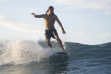 Surfen zum Sonnenaufgang in Costa Rica - CAVF73380