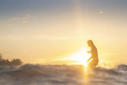 Surfen zum Sonnenaufgang in Costa Rica - CAVF73382