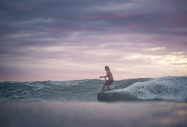 Surfen zum Sonnenaufgang in Costa Rica - CAVF73385