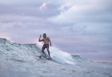 Surfen zum Sonnenaufgang in Costa Rica - CAVF73386