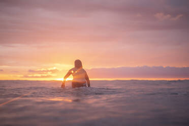 Surfen zum Sonnenaufgang in Costa Rica - CAVF73387