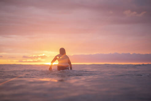 Surfen zum Sonnenaufgang in Costa Rica - CAVF73387