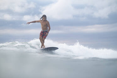 Surfen zum Sonnenaufgang in Costa Rica - CAVF73390