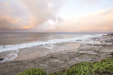 Sonnenaufgang an der Küste im November am Windansea Beach, La Jolla, CA. - CAVF73400