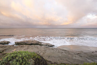 Sonnenaufgang an der Küste im November am Windansea Beach, La Jolla, CA. - CAVF73403