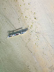 Luftaufnahme von Strand und Banca-Boot - CAVF73471